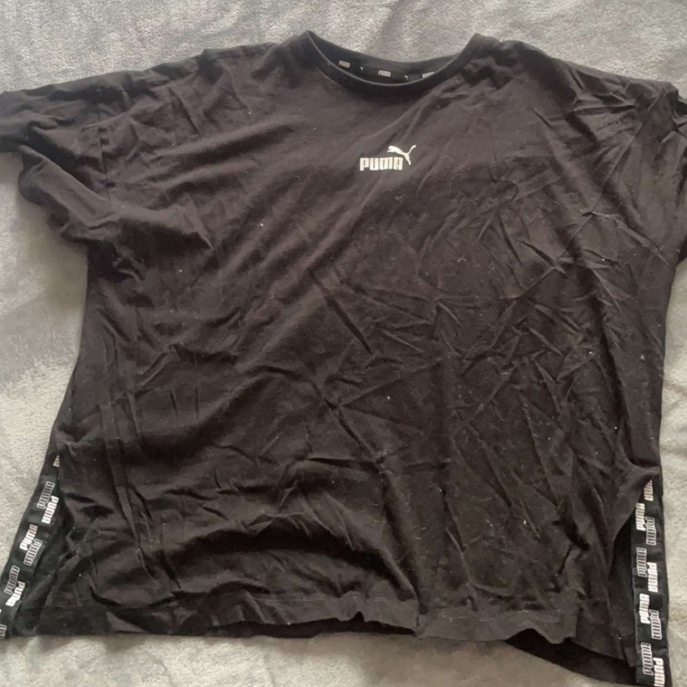 Short sleeve semi crop top.